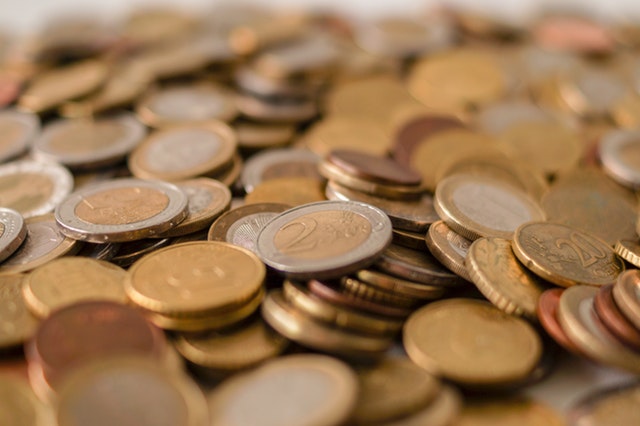 mince kulaté na jedné hromadě, zlaté a se stříbrným okrajem eura