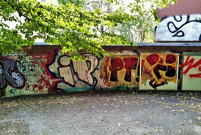 vrata silně posprejovaná graffiti